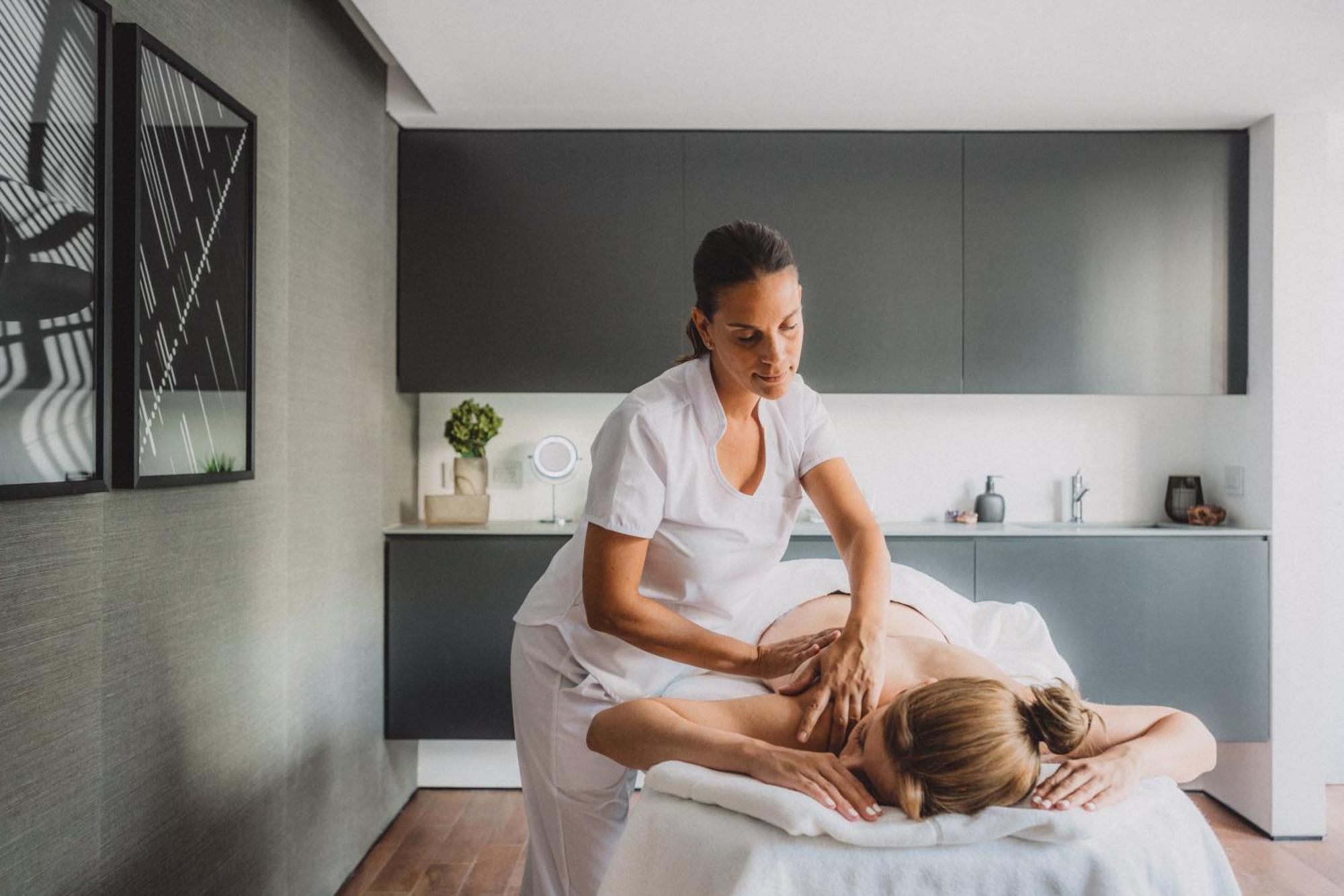Sls Buenos Aires Puerto Madero Hotel Екстериор снимка A massage therapist treating a patient