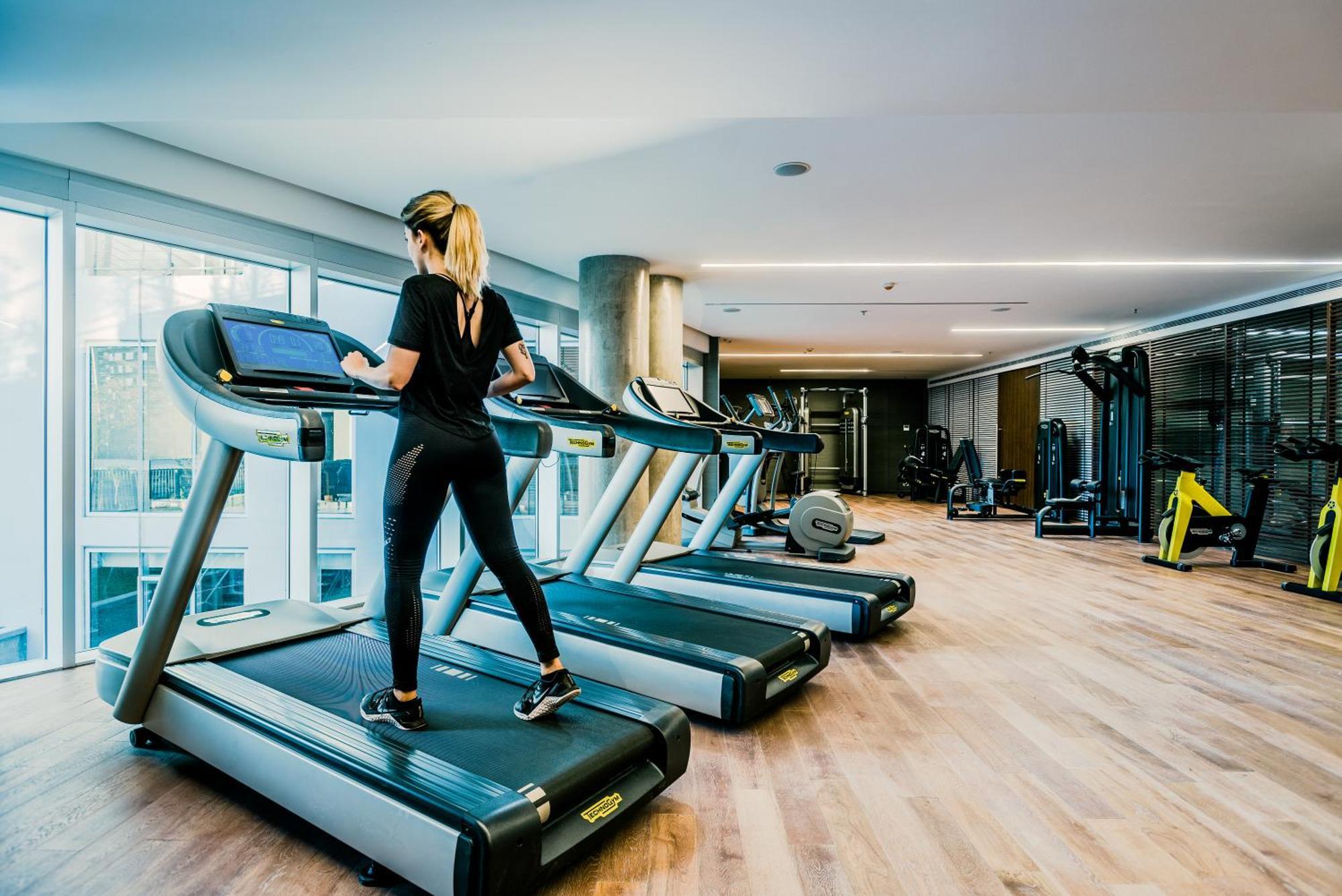 Sls Buenos Aires Puerto Madero Hotel Екстериор снимка A woman on a treadmill