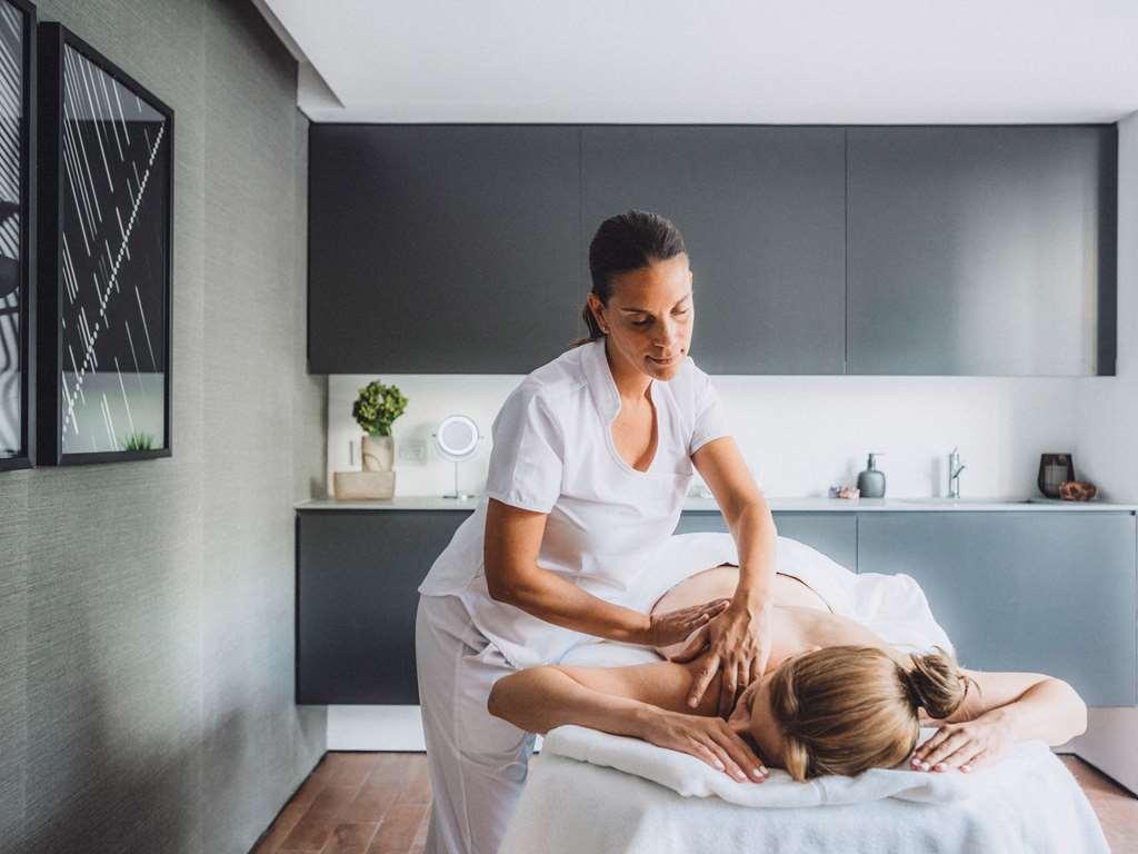 Sls Buenos Aires Puerto Madero Hotel Съоръжения снимка A massage therapist treating a patient