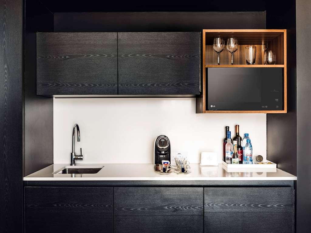 Sls Buenos Aires Puerto Madero Hotel Стая снимка A wet bar in a hotel room